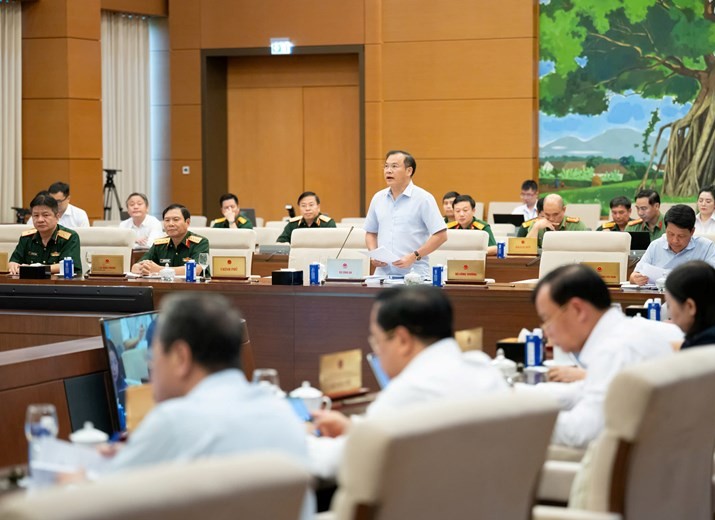  Thứ trưởng Bộ Công an Nguyễn Văn Long trình bày tờ trình dự án luật. 