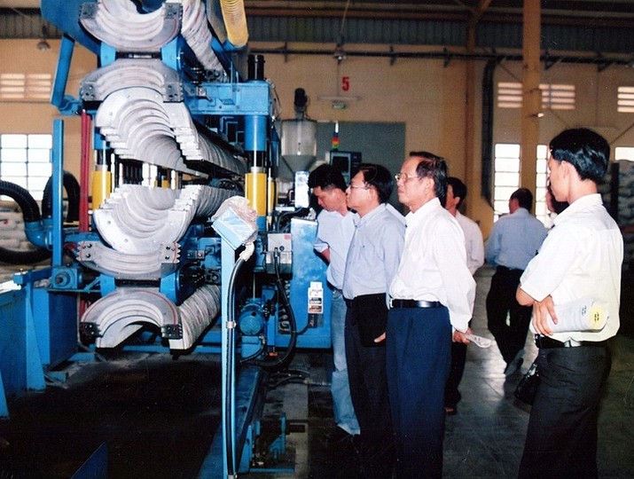 Những năm đầu 1990, hầu hết nhà máy nhựa Việt Nam còn sử dụng thiết bị thủ công, nhập khẩu cũ từ châu Á.