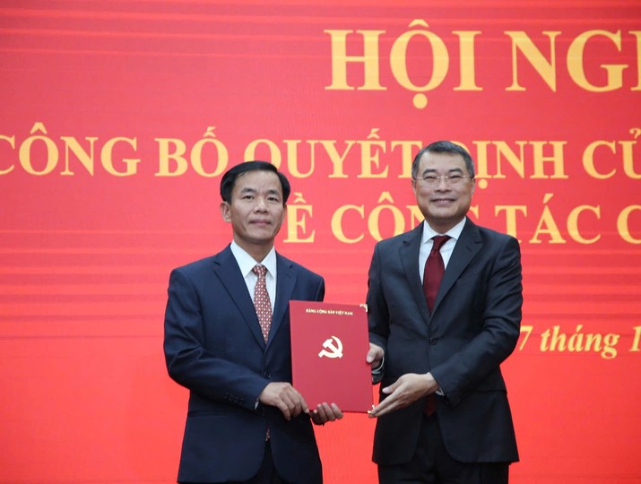 Ông Lê Minh Hưng, Ủy viên Bộ Chính trị, Bí thư Trung ương Đảng, Trưởng Ban Tổ chức Trung ương trao Quyết định của Bộ Chính trị điều động, chỉ định ông Nguyễn Văn Phương (trái ảnh) giữ chức vụ Bí thư Tỉnh ủy Quảng Trị.