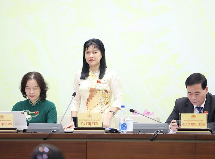 Phó chủ nhiệm Ủy ban Công tác đại biểu Tạ Thị Yên trả lời báo chí. Ảnh: Duy Linh.