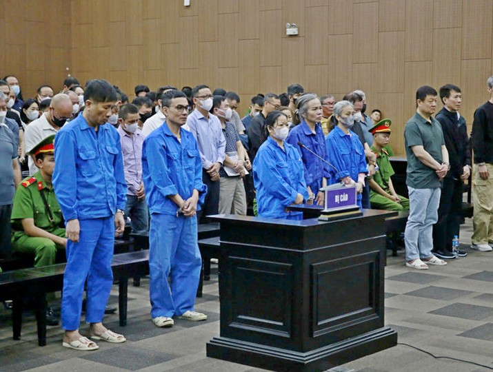 Xét xử nhiều cựu lãnh đạo trong vụ mang hàng triệu USD đi đánh bạc 