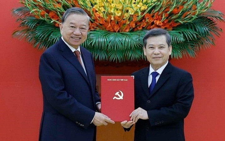 Tổng Bí thư Tô Lâm trao Quyết định của Bộ Chính trị điều động, phân công, bổ nhiệm đồng chí Lê Minh Trí giữ chức Phó Trưởng Ban Thường trực Ban Nội chính Trung ương. (Ảnh: Thống Nhất/TTXVN).