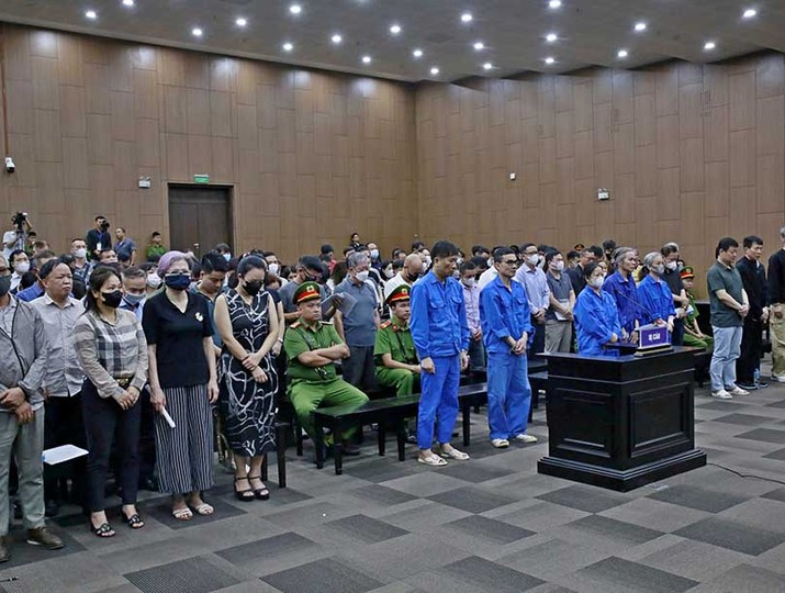 Các bị cáo bị đưa ra xét xử tại phiên tòa sơ thẩm 