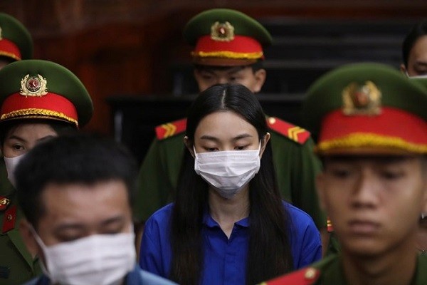 Bị cáo Nguyễn Thúc Thùy Tiên (Hoa hậu Hòa bình Quốc tế 2021) bị đề nghị mức án 2 - 2,5 năm tù về tội lừa dối khách hàng.