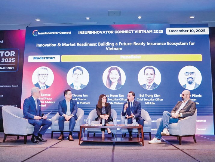 Ông Bùi Trung Kiên, Tổng giám đốc MB Life (thứ hai từ phải sang) cùng các diễn giả tại InsurInnovator Connect Vietnam 2025