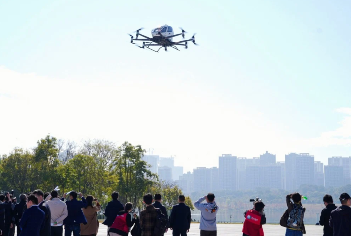 Hai công ty EHang Holdings và Hefei Hey Airlines đã được cấp phép sử dụng máy bay không người lái cung cấp dịch vụ vận chuyển hành khách thương mại, bao gồm cả các tour tham quan thành phố. Ảnh: SCMP 
