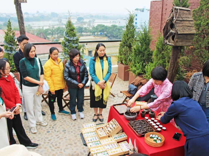 Đại biểu trải nghiệm tour “Đánh thức” tại xã Vân Đình, nghe giới thiệu về trà Trấn Thị. Ảnh: TITC