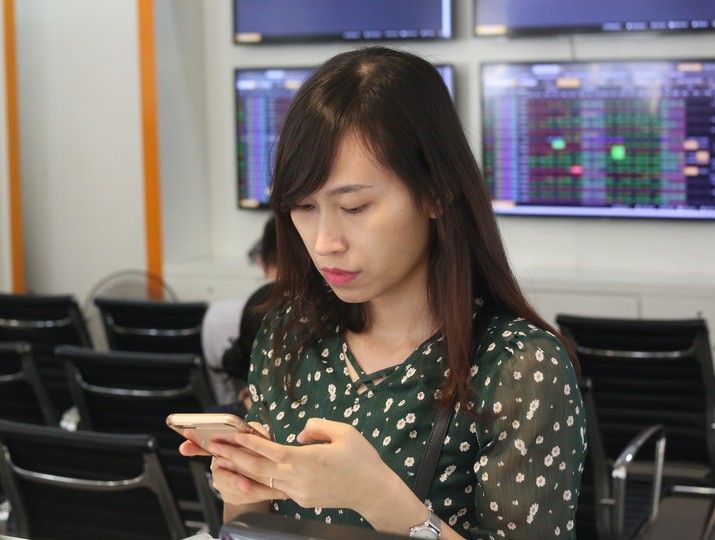 Giao dịch chứng khoán sáng 27/8: Cổ phiếu bluechip giữ nhịp tăng cho thị trường