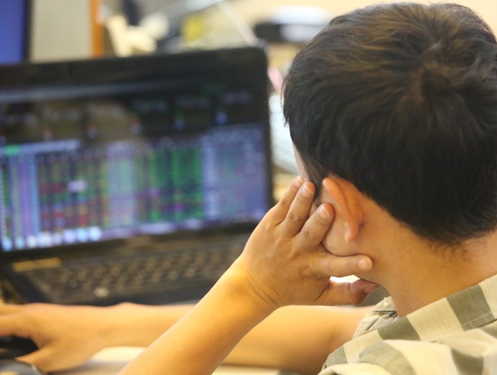 Giao dịch chứng khoán sáng 3/9: Sắc đỏ lan rộng, VN-Index "thủng" mốc 1.810 điểm