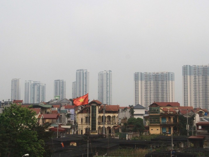 Các dự án nhà ở đang lan ra vùng ngoại vi theo vệt loang đô thị. Ảnh: Bình Minh.