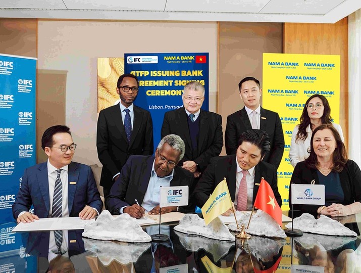 Ông Trần Khải Hoàn - Thành viên HĐQT kiêm Quyền Tổng giám đốc Nam A Bank và đại diện Lãnh đạo cấp cao IFC ký kết hợp tác.