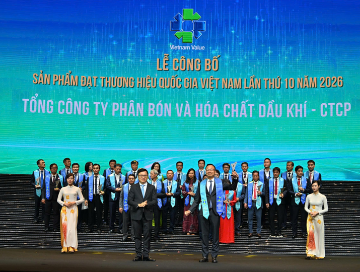 Tổng giám đốc Phan Công Thành đại diện PVFCCo-Phú Mỹ nhận vinh danh tại Lễ công bố 