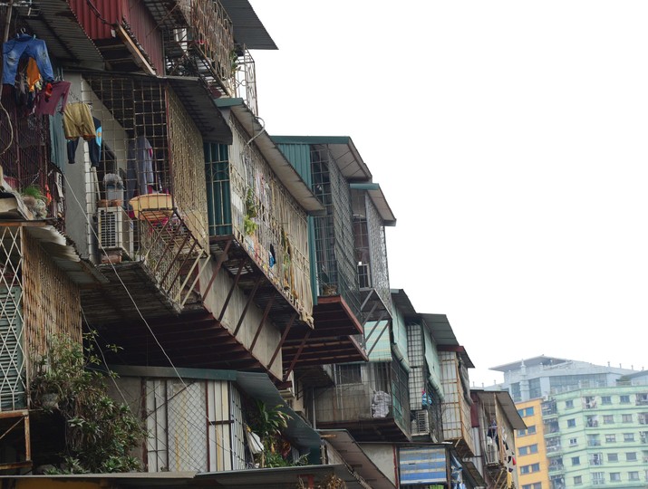 Hà Nội có tới 1.579 tòa nhà tập thể cũ, nhưng hiện chỉ khoảng 2% trong số đó được cải tạo, xây mới. Ảnh: Dũng Minh.