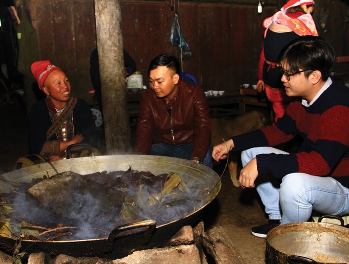 Bên nồi lá thuốc.