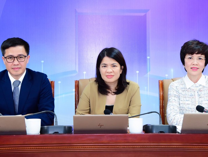 Bà Phạm Thị Thanh Hoài, thành viên HĐQT chủ trì (ở giữa) hội nghị cập nhật kết quả kinh doanh quý IV và năm 2025 của VietinBank.