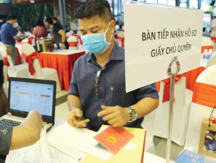Việc chậm trễ cấp sổ hồng ảnh hưởng tới quyền lợi của người mua nhà. Ảnh: Lê Toàn.