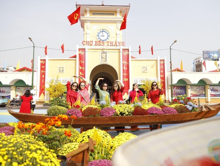 Trong không khí rộn ràng đón Xuân Bính Ngọ 2026, diện mạo mới của TP.HCM thu hút đông đảo người dân và du khách đến thăm quan, chụp hình kỉ niệm.