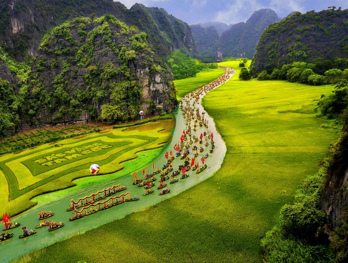 Du khách trải nghiệm Tuần du lịch Ninh Bình trên cánh đồng Tam Cốc. 