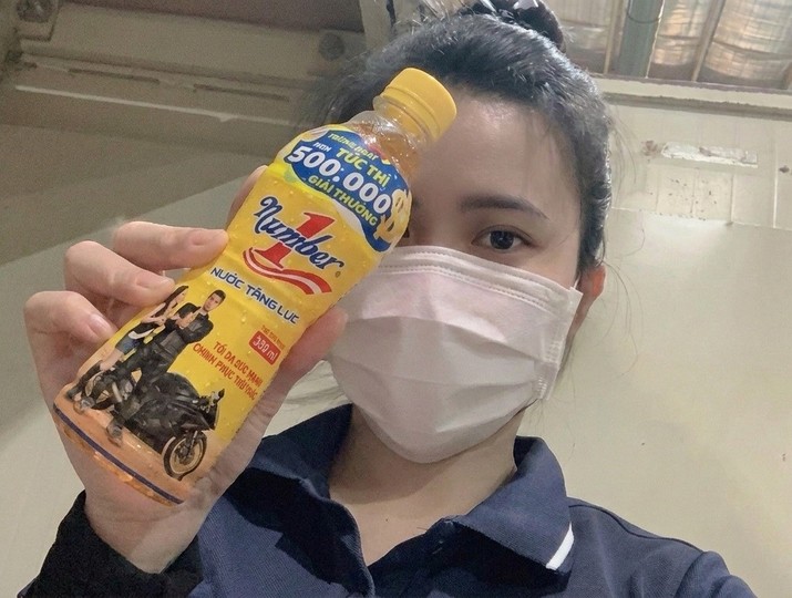 Chị Trần Thị Mỹ Lệ (quê Lâm Đồng), công nhân làm việc tại Đồng Nai, là khách hàng đầu tiên trúng giải Đặc biệt 100 triệu đồng từ chương trình "Xé ngay trúng liền" hè 2026 của Number 1, Trà Dr Thanh và Trà Xanh Không Độ (Ảnh: NVCC).