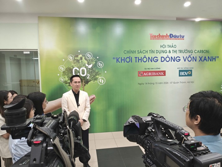 Ông Nguyễn Hữu Tú, Phó tổng giám đốc Công ty cổ phần MIZA trả lời phỏng vấn bên lề hội thảo “Chính sách tín dụng và thị trường carbon: Khơi thông dòng vốn xanh”. Ảnh Dũng Minh