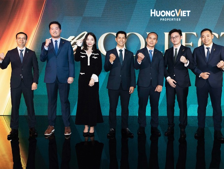 Ban lãnh đạo Hướng Việt Properties tại buổi công bố định hướng chiến lược phát triển mới.