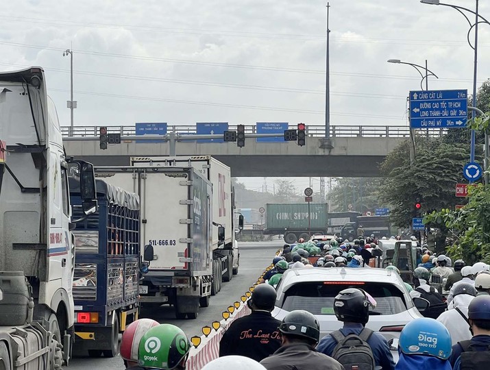 Khu vực vào cảng Cát Lái hiện nay thường xuyên xảy ra ùn tắc. Ảnh: Trọng Tín.