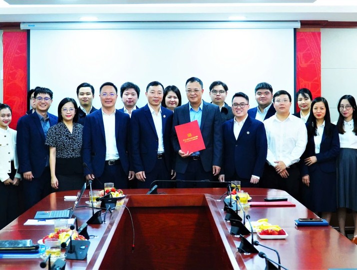 Các đại biểu tham dự Hội nghị chụp ảnh cùng Chi bộ và các đảng viên, công chức Ban Quản lý thị trường giao dịch tài sản mã hoá. Ảnh: UBCKNN