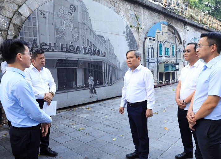 Chủ tịch UBND TP. Hà Nội Vũ Đại Thắng cùng Đoàn công tác kiểm tra thực địa tại khu vực 131 vòm cầu đường sắt phía Nam cầu Long Biên (Phùng Hưng - Gầm Cầu). Ảnh: Lê Hải.
