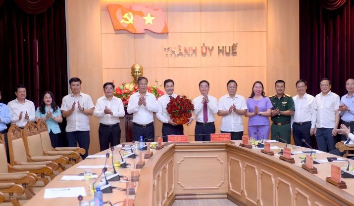 Đại biểu dự Hội nghị tặng hoa chúc mừng ông Trịnh Mạnh Linh