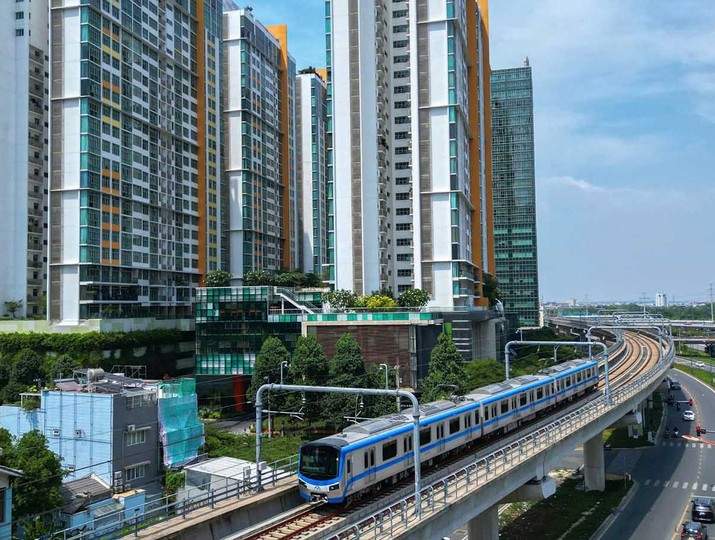 Theo chính sách vừa được thông qua, ranh giới quy hoạch khu vực TOD do Chủ tịch UBND TP.HCM chấp thuận, bao gồm nhà ga, đề-pô và vùng phụ cận trong phạm vi tối đa 1.000 m tính từ tâm quy ước của nhà ga, đề-pô. Ảnh: Lê Toàn. 