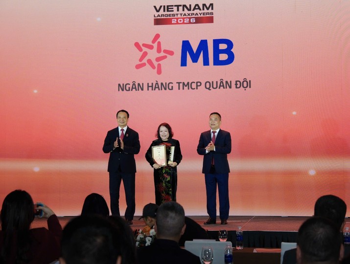 Bà Vũ Thị Hải Phượng, Phó Chủ tịch HĐQT MB nhận vinh danh từ ban tổ chức.