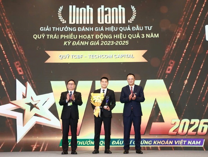 Ông Phí Tuấn Thành, Tổng giám đốc Techcom Capital nhận vinh danh từ Ban tổ chức