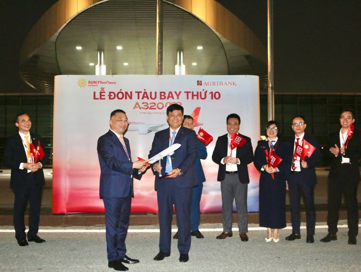Ông Phạm Toàn Vượng, Thành viên HĐTV, Tổng giám đốc Agribank nhận mô hình máy bay tượng trưng từ đại diện hãng bay tại Lễ đón tàu bay
