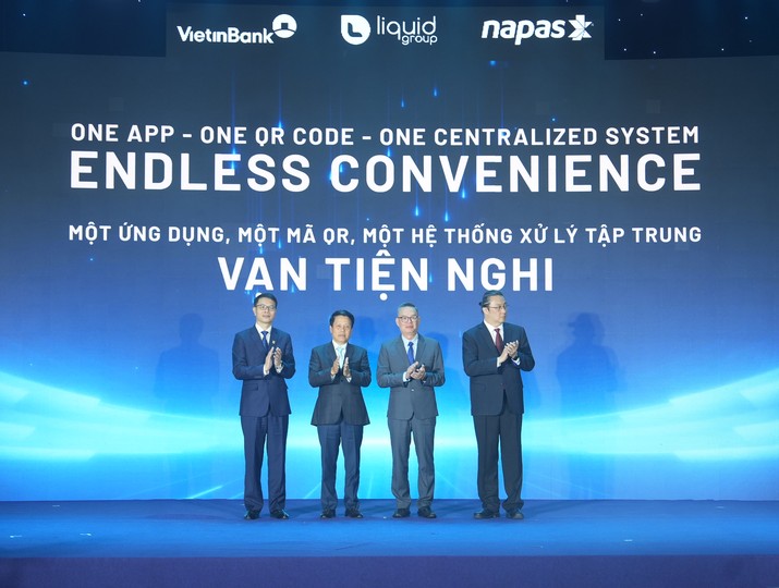 Ông Phạm Tiến Dũng, Phó Thống đốc Ngân hàng Nhà nước Việt Nam (thứ 2 từ trái sang), ông Nguyễn Quang Hưng, Chủ tịch HĐQT NAPAS (đầu tiên bên trái), ông Trần Minh Bình, Chủ tịch HĐQT VietinBank (thứ hai từ phải sang), ông Jeremy Tan, Tổng giám đốc Liquid Group (đầu tiên bên phải) tại Lễ kết nối thanh toán QR giữa Việt Nam và Singapore sáng ngày 2/7/2026