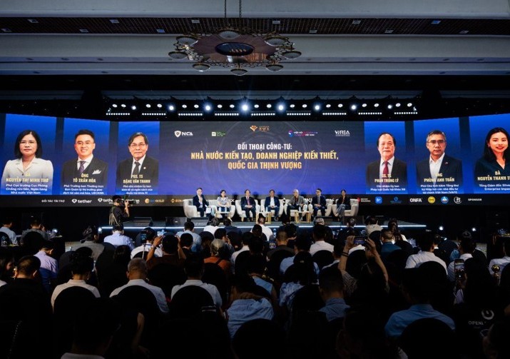 Đại diện cơ quan quản lý, chuyên gia và doanh nghiệp tại phiên thảo luận “Đối thoại công - tư: Nhà nước kiến tạo, doanh nghiệp kiến thiết, quốc gia thịnh vượng”.