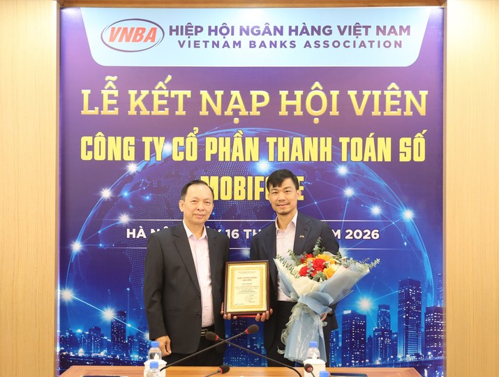 TS. Đào Minh Tú, Phó chủ tịch kiêm Tổng Thư ký Hiệp hội Ngân hàng Việt Nam (bên trái) và ông Phan Thanh Sơn, Tổng Giám đốc MDP (bên phải).