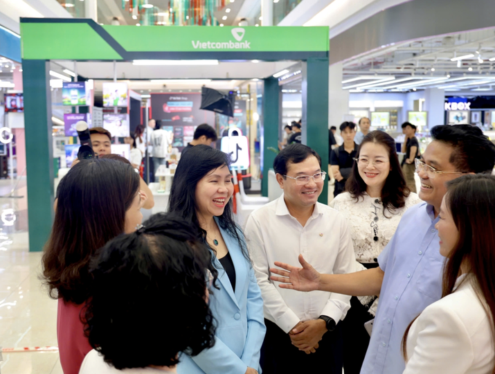 Ông Lê Quang Hòa - Ủy viên Ban Thường vụ Tỉnh ủy, Phó Chủ tịch UBND tỉnh Hưng Yên; bà Lê Hoàng Oanh - Cục trưởng Cục Thương mại điện tử, Bộ Công Thương cùng đại diện đại biểu, khách mời tham quan và trải nghiệm các giải pháp tài chính số tại gian hàng Vietcombank trong khuôn khổ chương trình