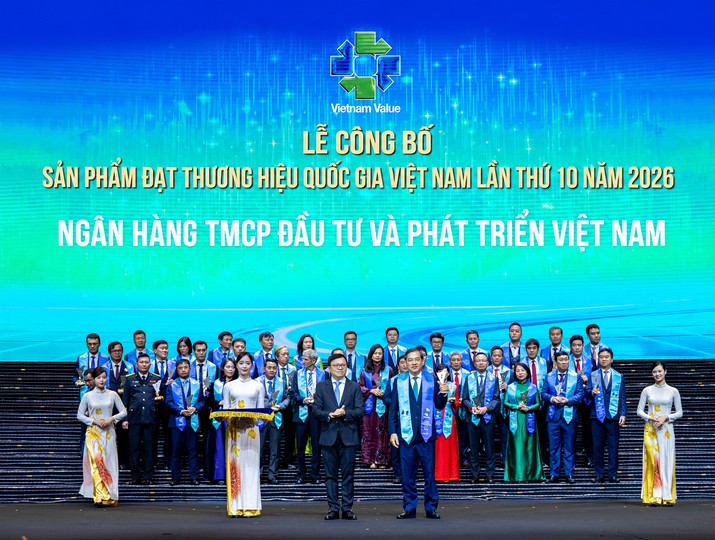 Ủy viên HĐQT BIDV Đặng Văn Tuyên đại diện ngân hàng nhận Danh hiệu