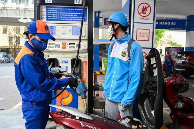 Giá cả vẫn cao dù giá xăng dầu giảm, lực lượng quản lý thị trường đã vào cuộc