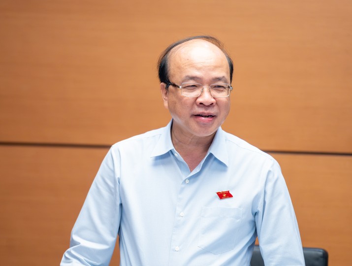 Chủ nhiệm Ủy ban Pháp luật và Tư Pháp Phan Chí Hiếu phát biểu thảo luận tổ sáng 10/4