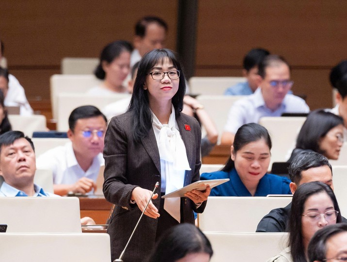 Đại biểu Trịnh Thị Tú Anh (đoàn Lâm Đồng) thảo luận tại hội trường Quốc hội sáng 9/8.