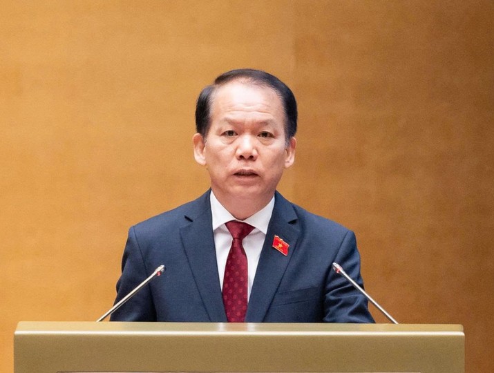 Bộ trưởng Bộ Tư pháp Hoàng Thanh Tùng trình bày Tờ trình dự án Luật Đất đai (sửa đổi) trước Quốc hội sáng 22/10