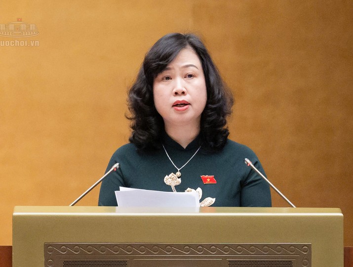 Bộ trưởng Bộ Y tế Đào Hồng Lan trình bày Tờ trình tóm tắt về dự án Luật An toàn thực phẩm (sửa đổi) sáng 24/10.