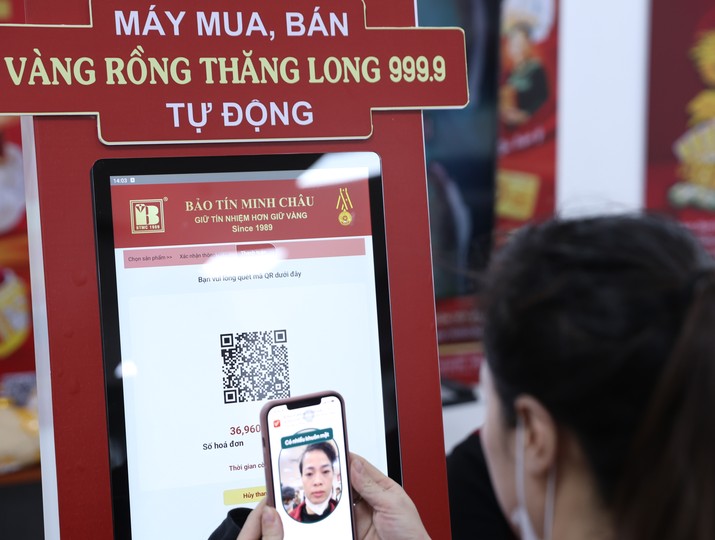 Mua vàng bằng máy "ATM" trước ngày Vía Thần tài