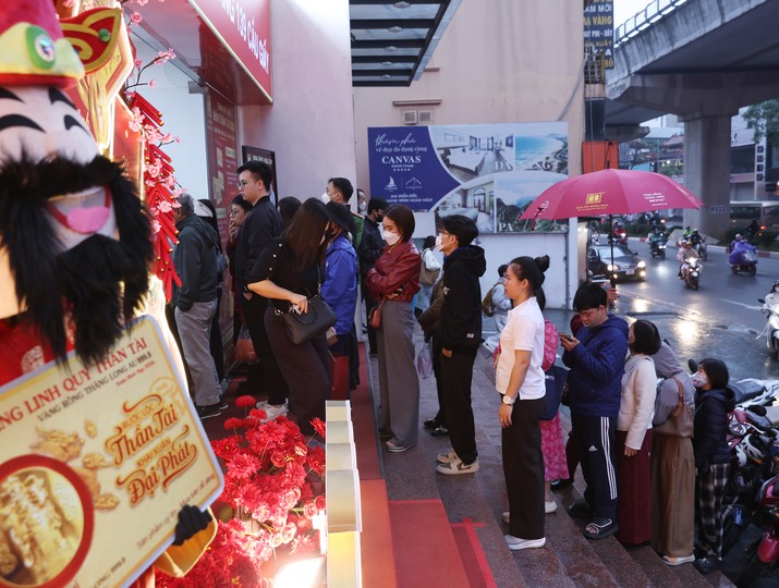 Xếp hàng từ tờ mờ sáng mua vàng ngày Vía Thần Tài