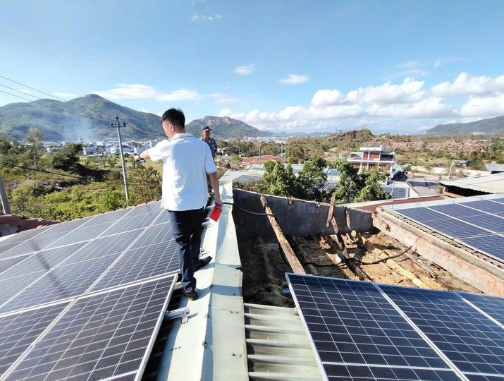 Cán bộ bảo hiểm ABIC đi giám định bồi thường tại Bình Định sau đợt bão lũ năm 2025