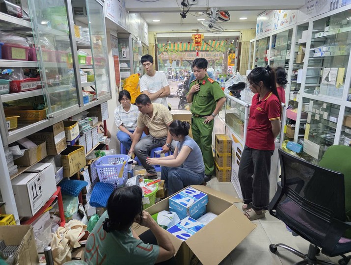 Lực lượng chức năng khám xét tại Cửa hàng Trang thiết bị nha khoa Tản Đà