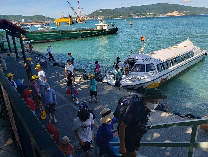 Du khách tham quan du lịch trên vịnh Nha Trang, tỉnh Khánh Hòa. Ảnh: Linh Đan 