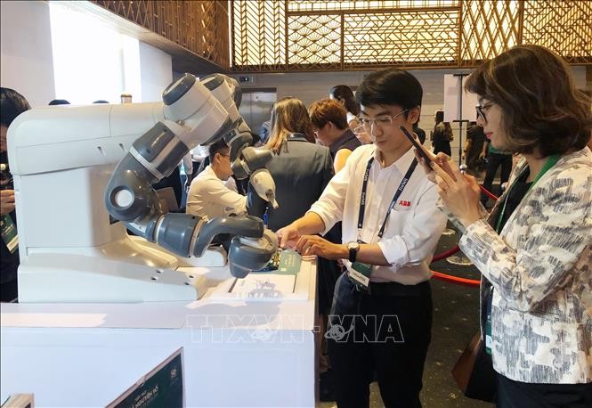 Doanh nghiệp giới thiệu công nghệ AI (Trí tuệ nhân tạo). 