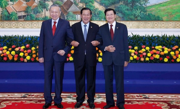 Tổng Bí thư Tô Lâm; Chủ tịch Đảng Nhân dân Campuchia Samdech Techo Hun Sen; Tổng Bí thư, Chủ tịch nước Lào Thongloun Sisoulith tại Cuộc gặp. Ảnh: Thống Nhất - TTXVN.